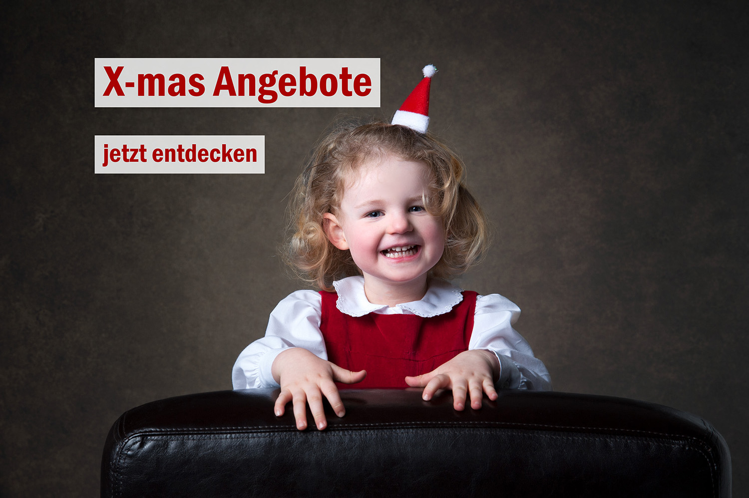 weihnachtsangebot-mädchen-mit-weihnachtsmütze