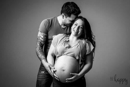 babybauch-shooting-mann-umarmt-frau