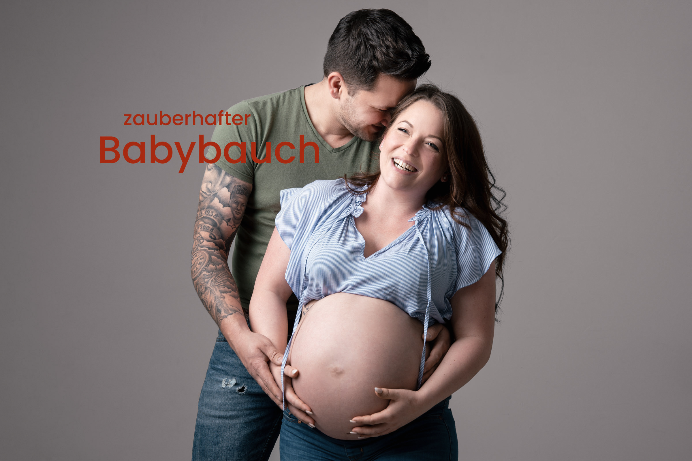 Mann fühlt am Bauch der schwangeren Frau