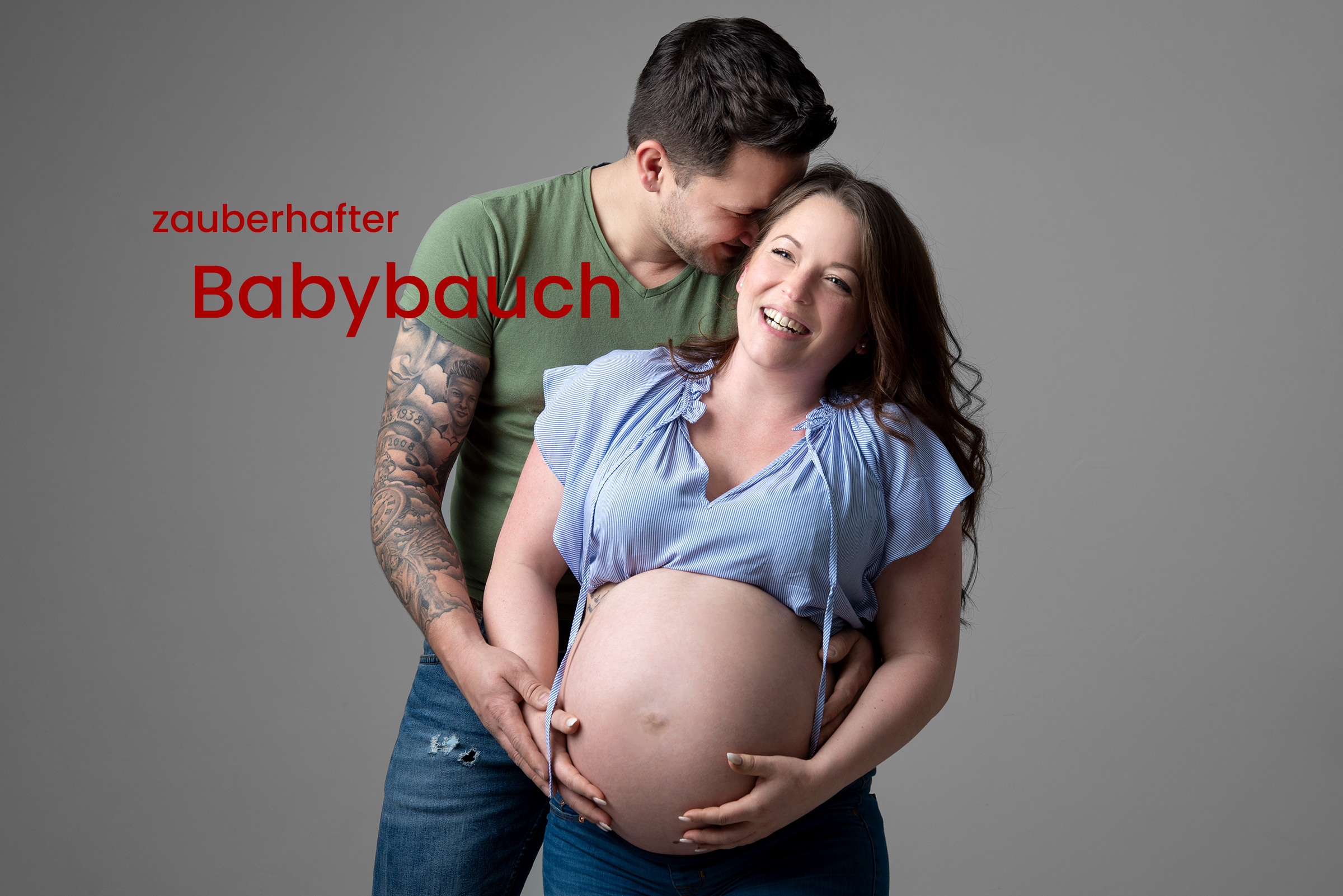 Babybauch-Shooting Mann umarmt Frau mit Babybauch