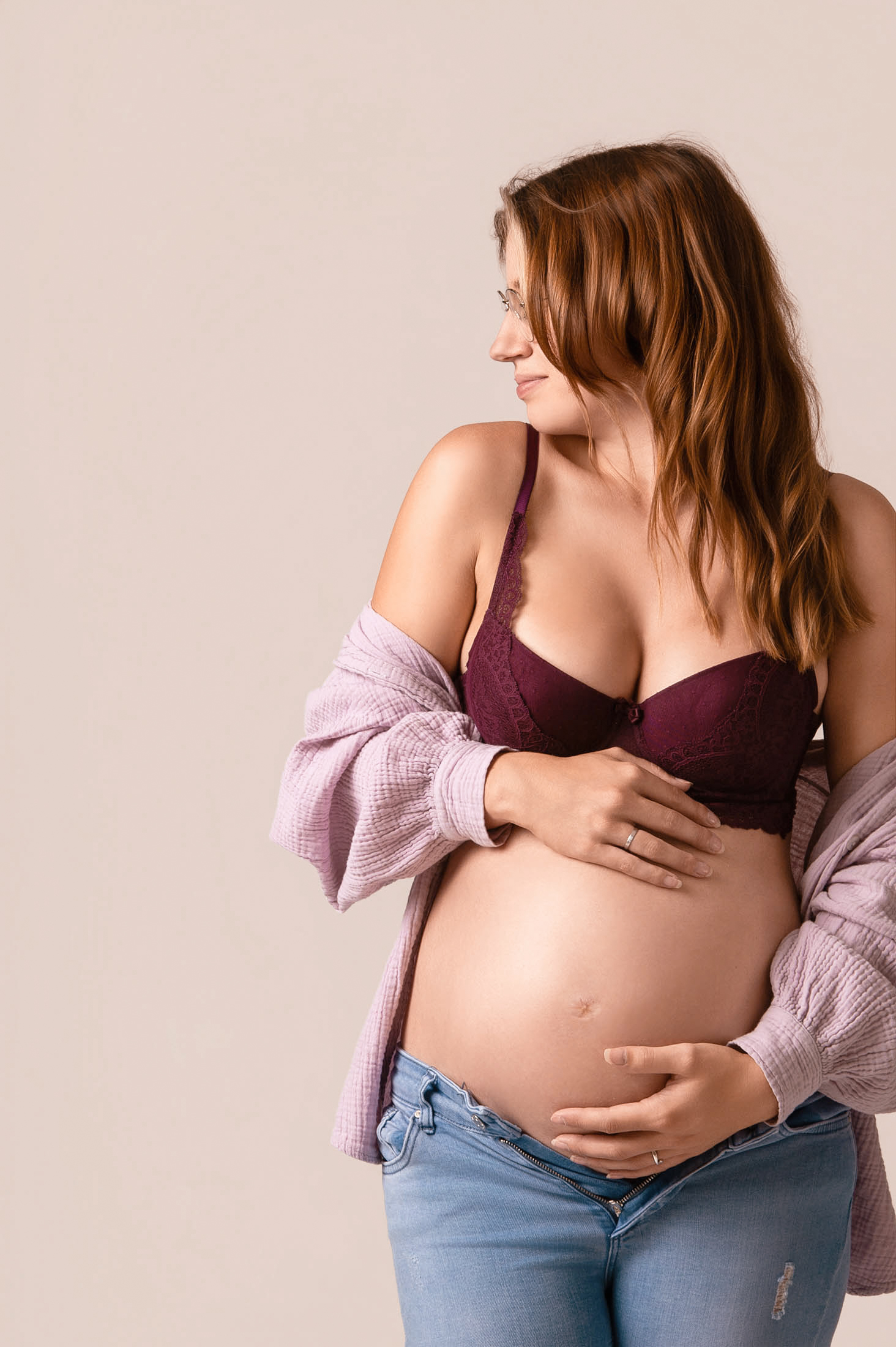 Schwangere Frau bei einem Babybauch-Shooting im Studio