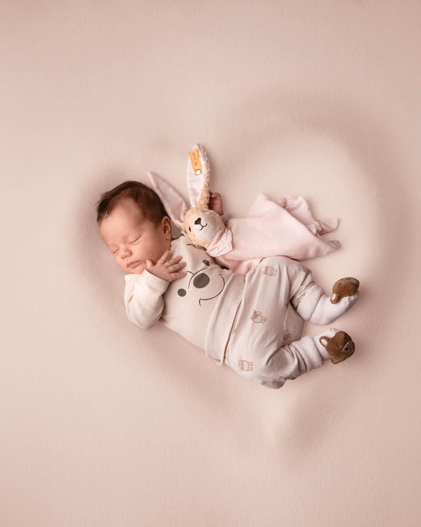 Neugeborenes Baby bei einem Newborn-Shooting im Studio