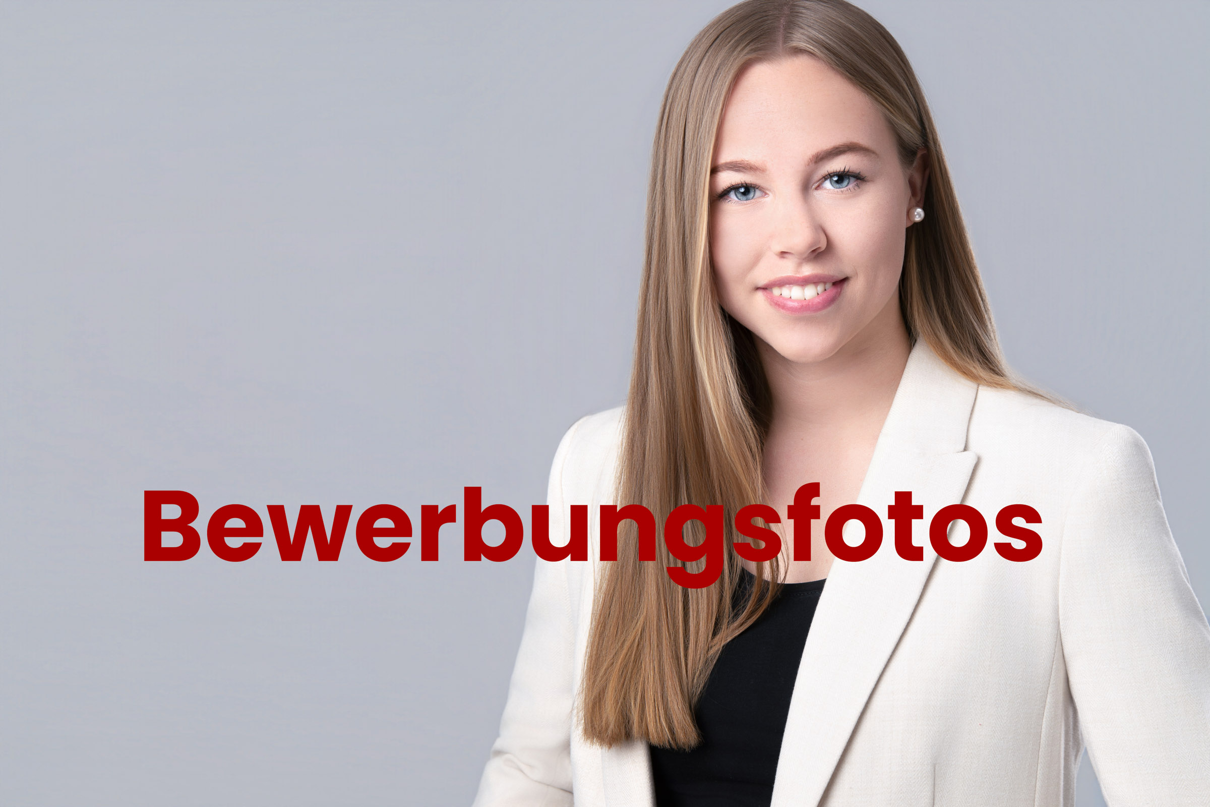 Frau im hellen Sakko vor grauem Hintergrund