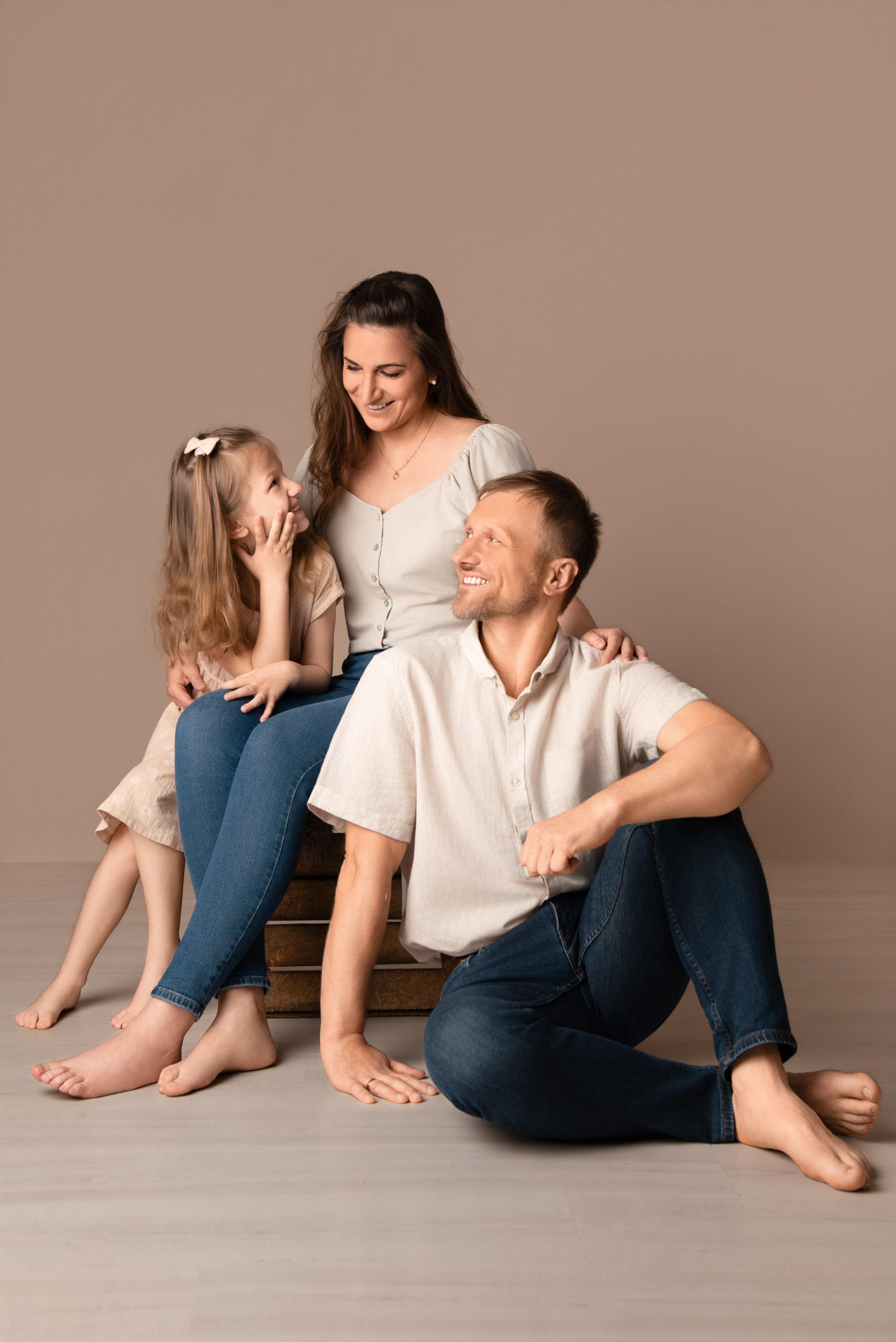 Große Familie bei einem gemeinsamen Fotoshooting