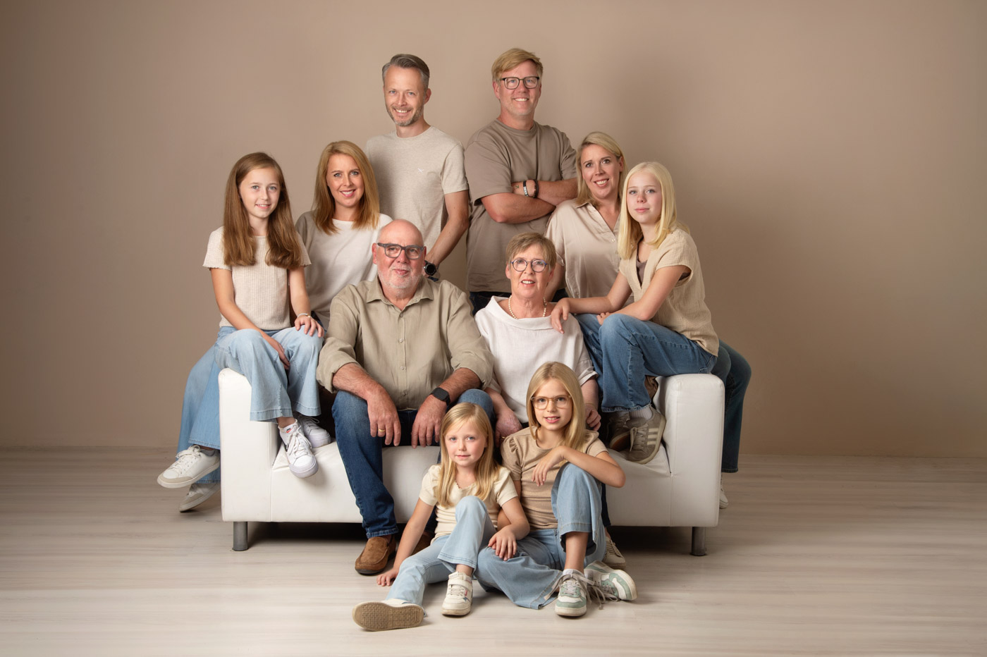 Familie in Creme, Beige und Naturtönen