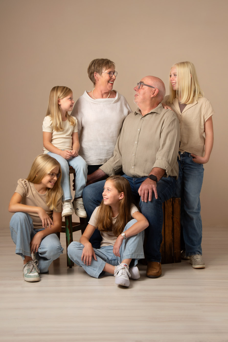 Familienfoto mit heller, natürlicher Kleidung