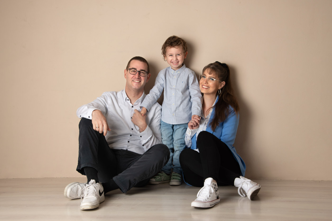Familie in Blau, Denim und Weiß