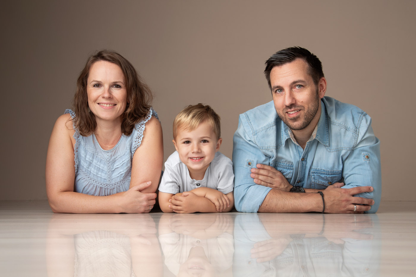 Familienfoto mit hellblauer und weißer Kleidung