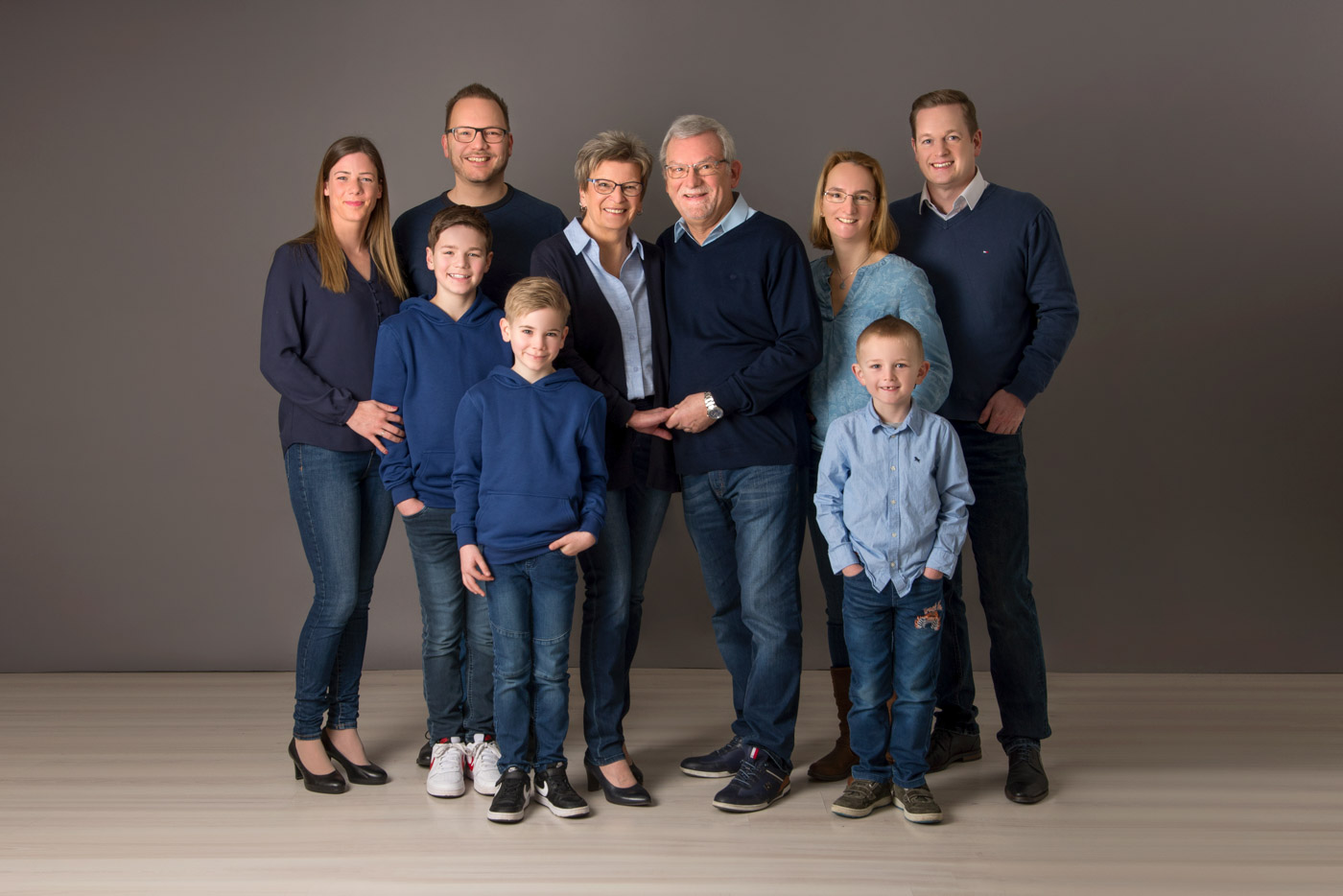 Familie in abgestimmten Blau- und Jeansfarben