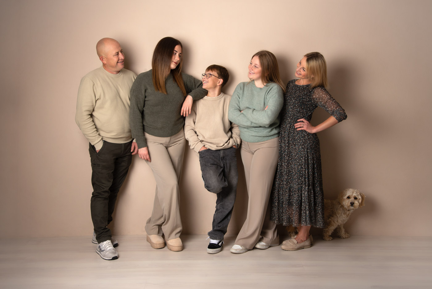 Familie in Salbei, Oliv und Grau