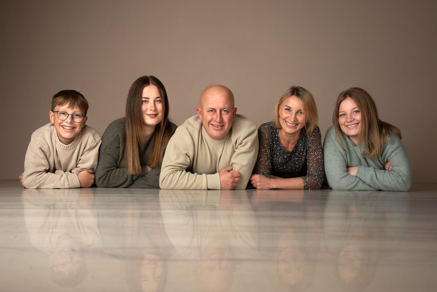 Familienfoto mit gedeckten Grün- und Grautönen