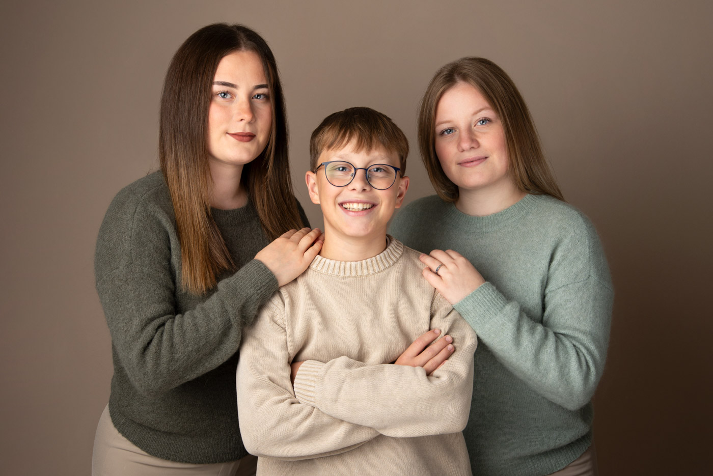 Familie in ruhigen Salbei- und Naturtönen