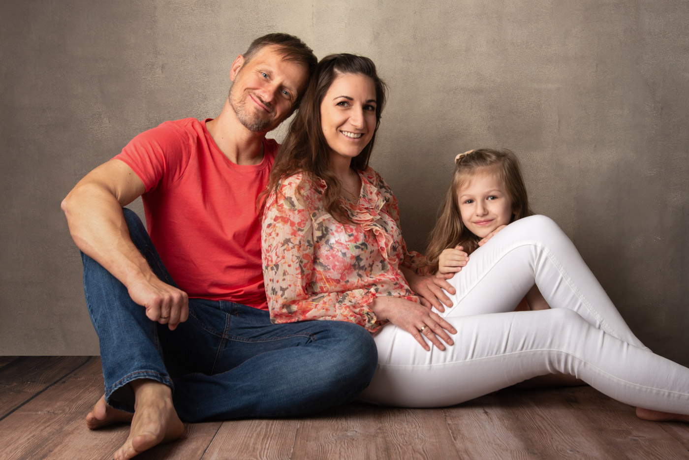 Familie mit warmen Rot- und Rosétönen