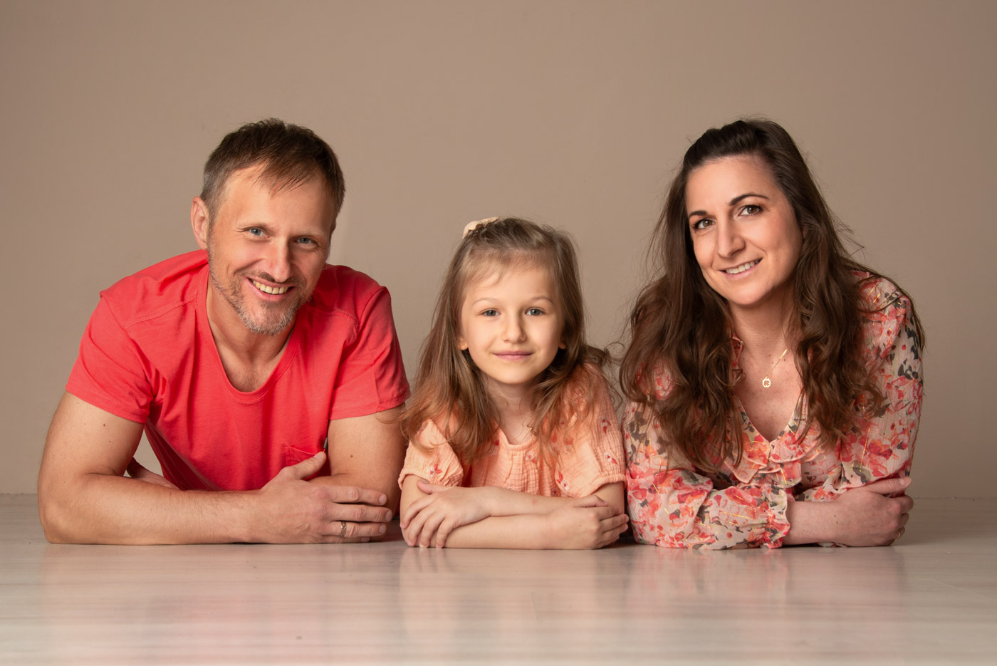 Familienfoto mit roten und warmen Farbakzenten