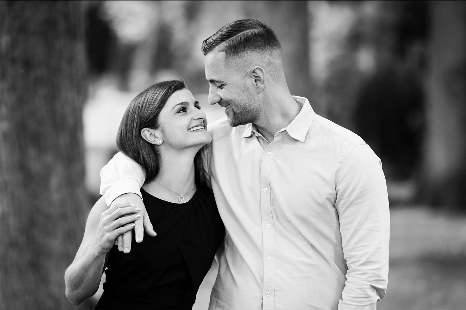 Paar bei einem entspannten Kennenlernshooting