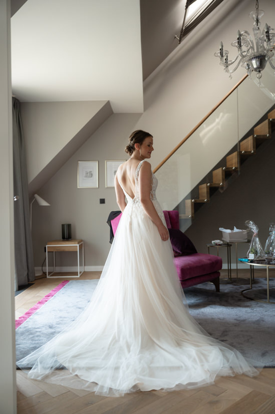 Braut mit Kleid im Hotelzimmer