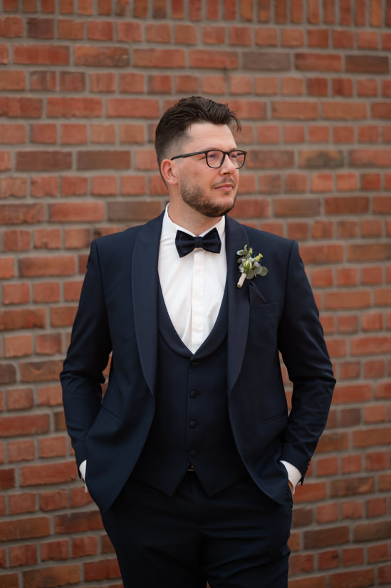 Bräutigam mit Brille auf Gut Kump