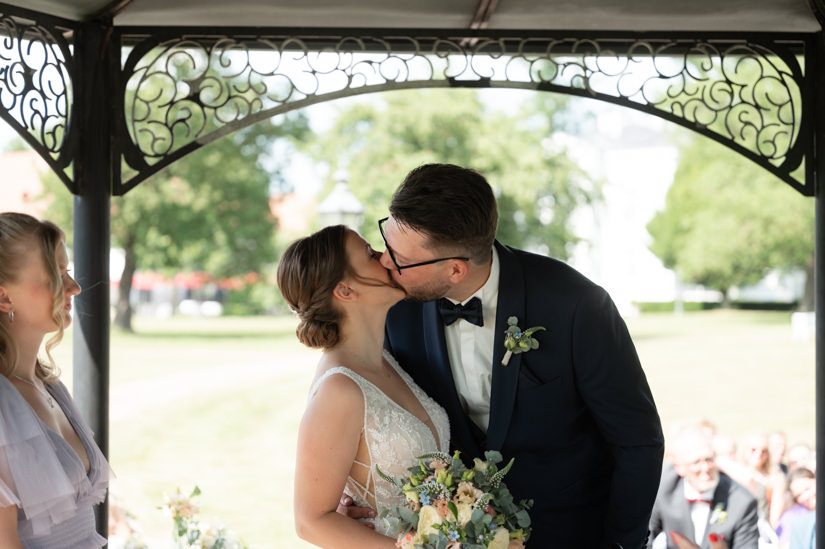Braut küsst Bräutigam auf Gut Kump