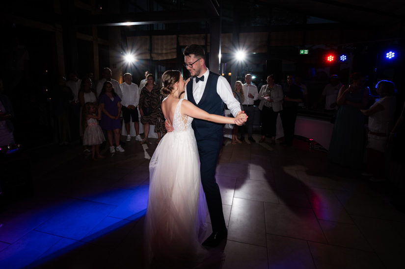 Braut und Bräutigam tanzen auf Gut Kump