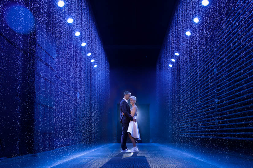 Paar steht in Raum mit blauer Beleuchtung in Lichtkunst