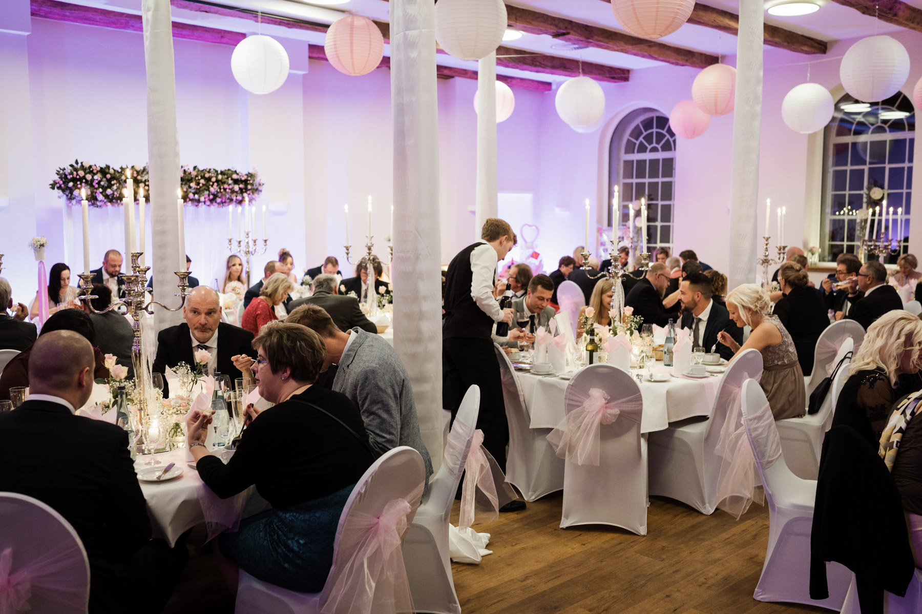 Hochzeitsgesellschaft beim Essen im Festsaal von Schloss Heeren