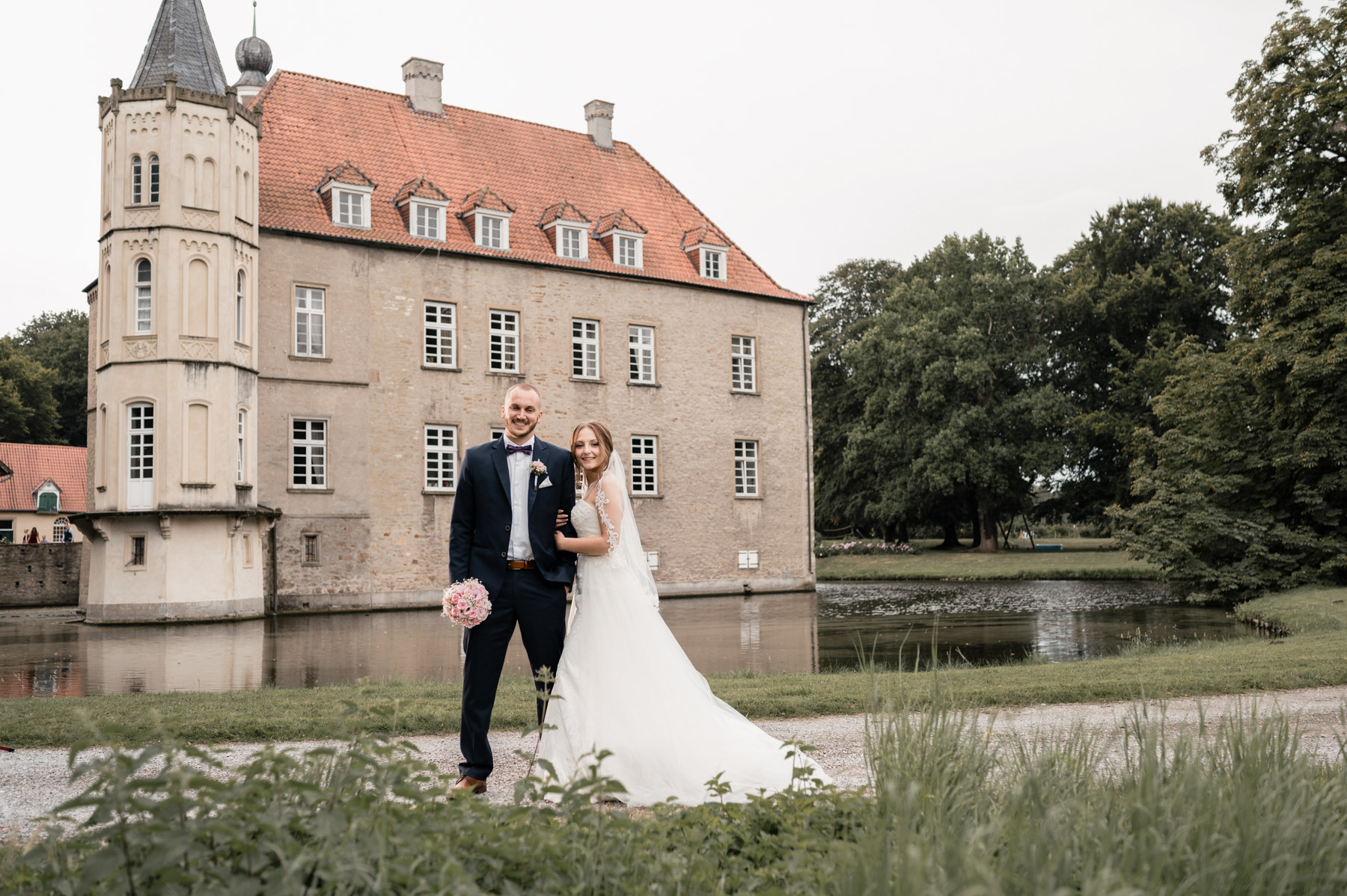 Brautpaar vor Schloss Heeren in Kamen