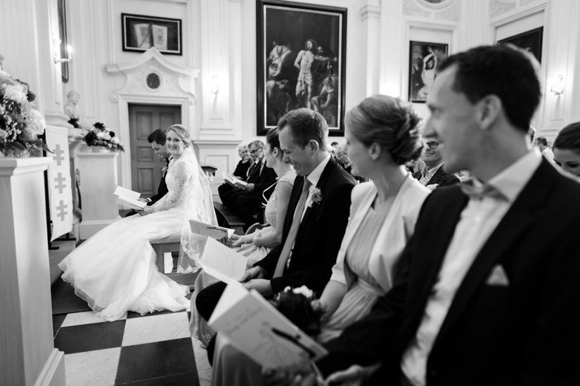 Brautpaar und Gäste lachen