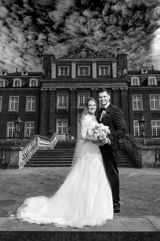 Brautpaar vor Schloss Nordkirchen mit dramatischem Himmel
