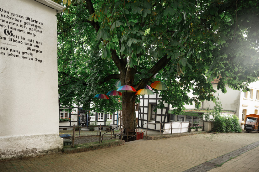 Nicolaiviertel mit Regenschirmen