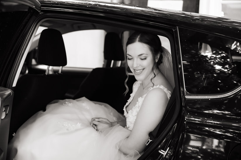 Die Braut sitzt in einem Auto