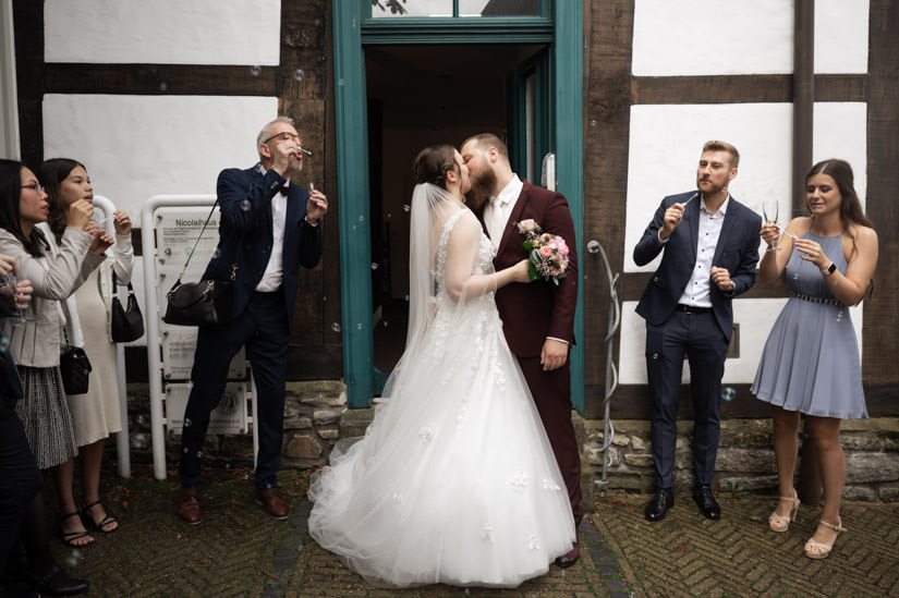 Brautpaar küsst sich vor dem Nicolaihaus