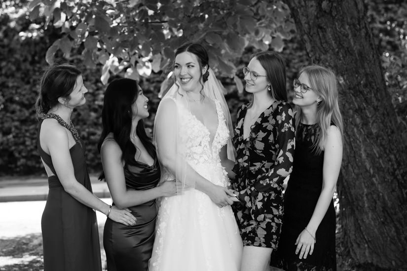 Braut und ihre Freundinnen