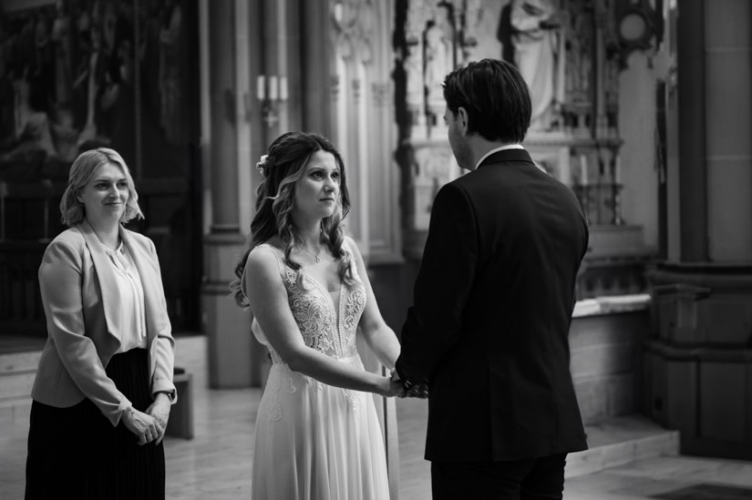 Braut und Bräutigam beim Ja-Wort in der Heilig Kreuz Kirche in Münster