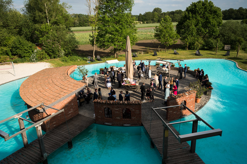 Pool mit Insel im Hotel Beverland