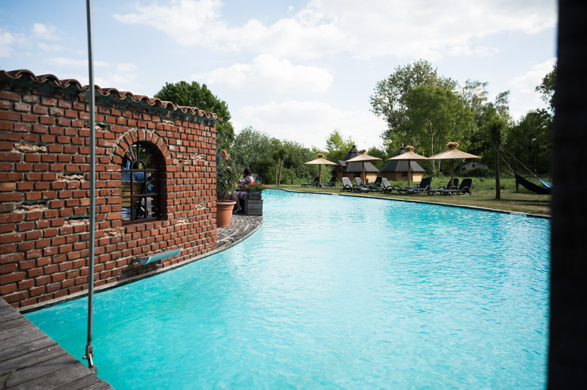 Blaues Wasser im Pool im Hotel Beverland