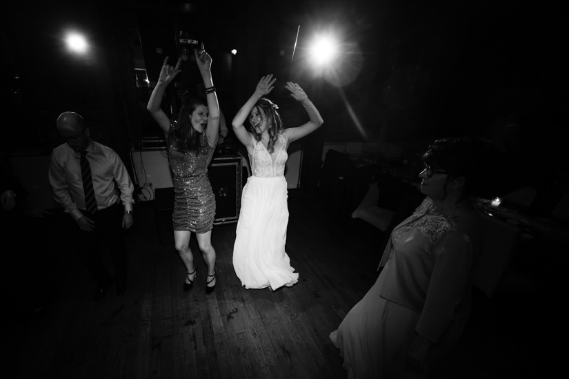 Braut tanzt mit freundinnen im Hotel Beverland