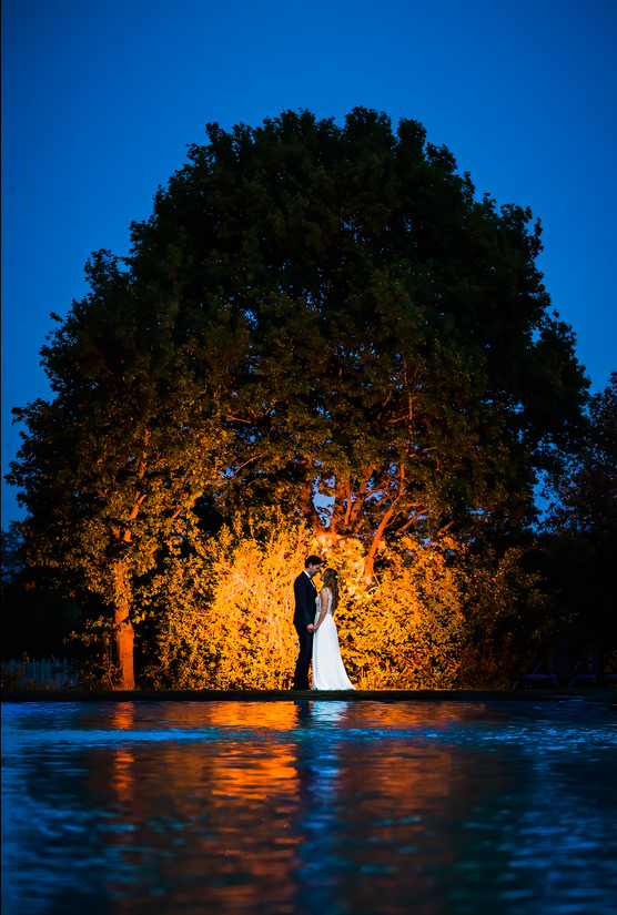 Hochzeitspaar umarm sich am Pool vom Hotel Beverland in Münster