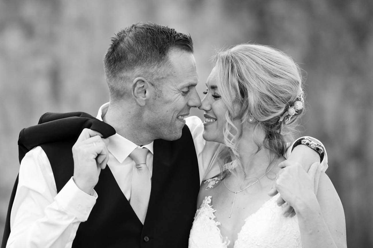 Natürliches Hochzeitsportrait eines Brautpaares