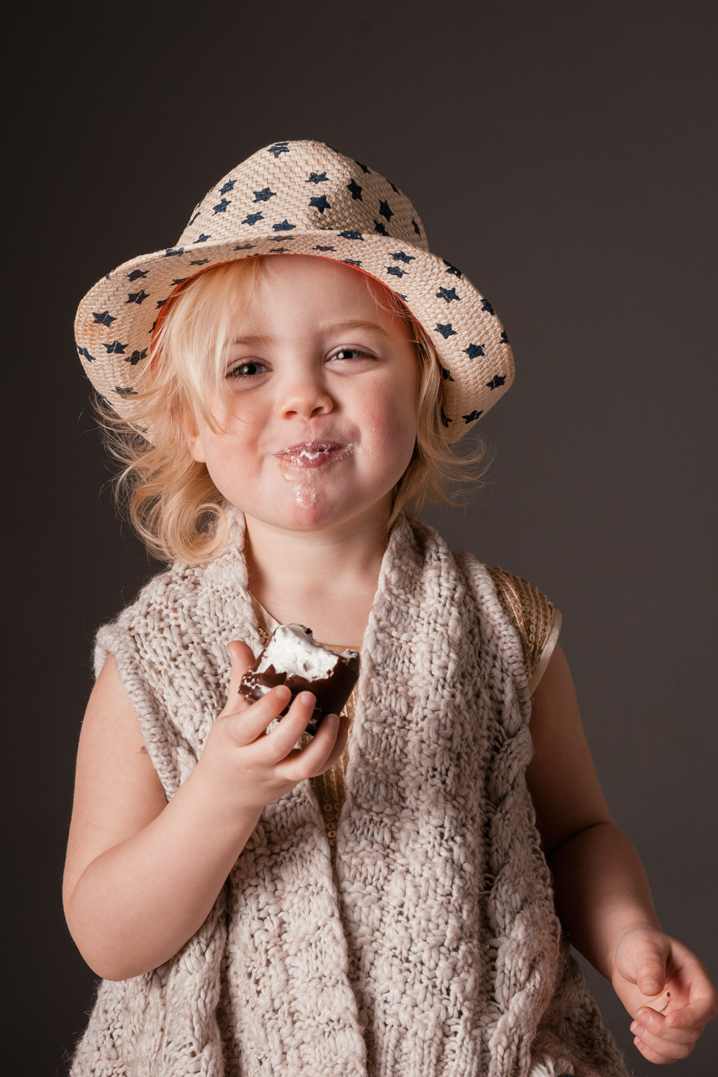Kind nascht Schokolade bei einem Kinder-Fotoshooting
