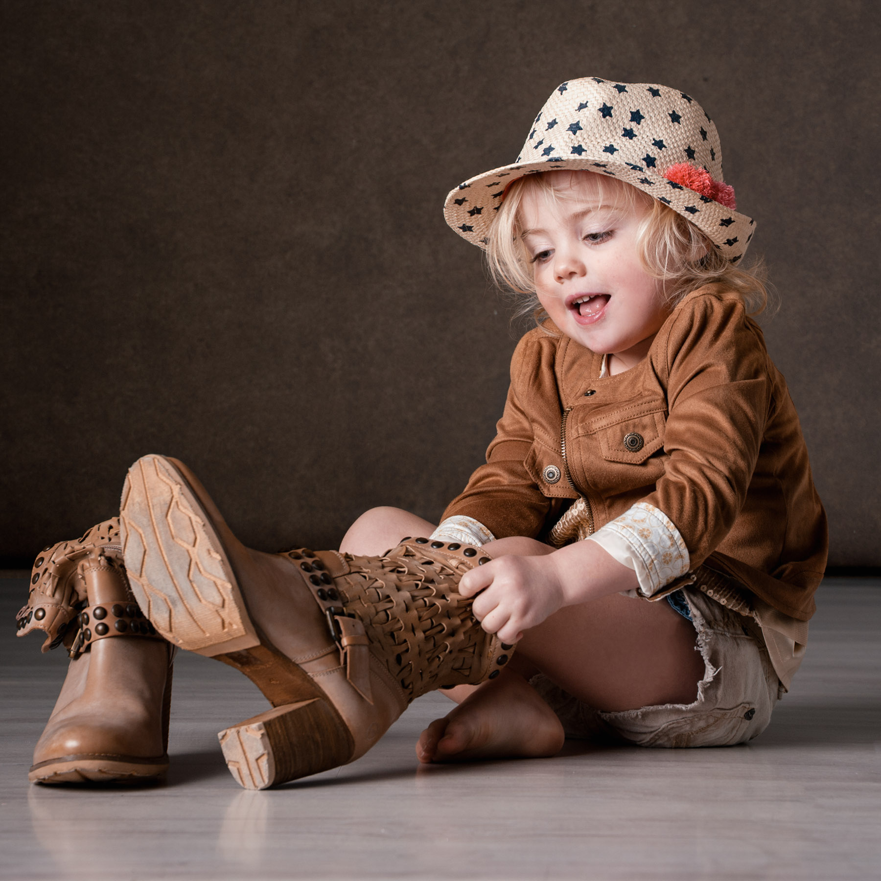Junge strahlt bei einem Kinder-Fotoshooting in die Kamera