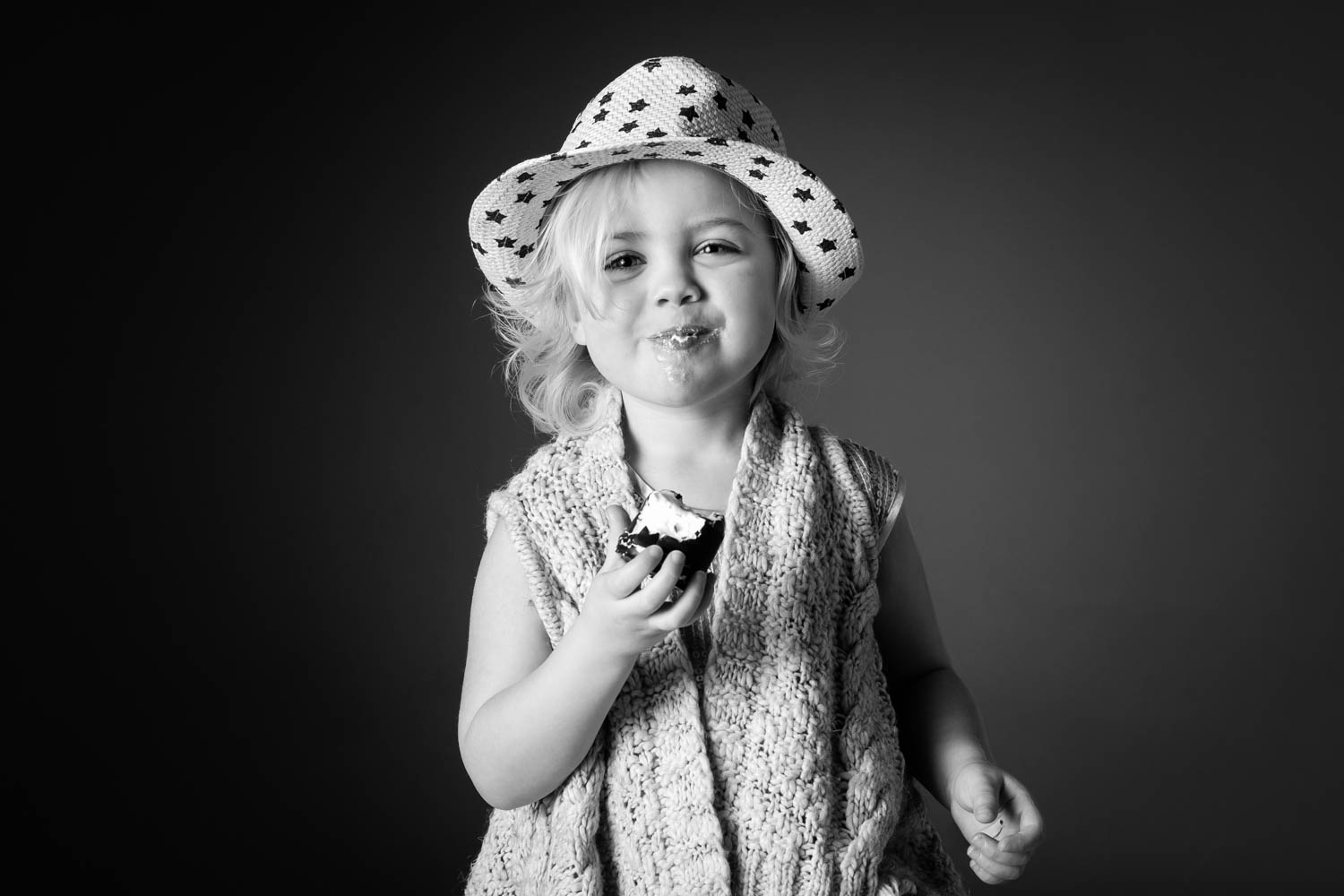 Kinder-Fotoshooting Kind nascht Schokolade