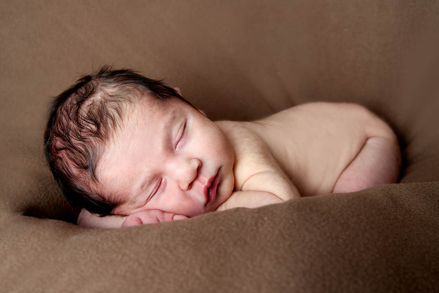 Newborn-Shooting Unna Neugeborenes schläft auf dem Bauch