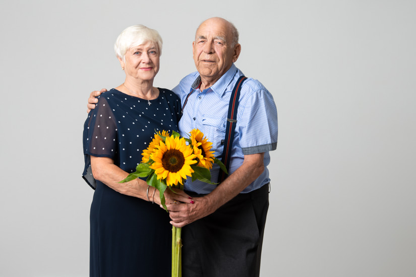 Paarshooting Unna älteres Paar trägt eine Sonnenblume